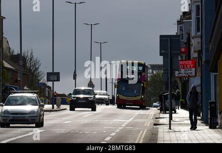 Brighton UK 11 maggio 2020 - Brighton Street sono ancora tranquille la mattina dopo che il primo Ministro britannico Boris Johnson ha annunciato le nuove linee guida di restrizione di blocco e lo slogan 'Stay Alert ' durante la pandemia COVID-19 coronavirus. : Credit Simon Dack / Alamy Live News Foto Stock