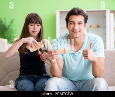 La moglie che applica il cerotto del peperoncino al marito per alleviare il dolore Foto Stock