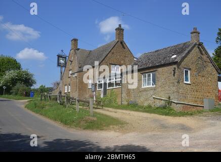 Il White Swan Inn, una casa pubblica Hook Norton Brewery nel villaggio nord di Oxfordshire di Hook Norton Foto Stock