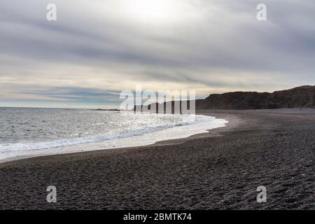 Vista lungo Djúpalónssandur, una spiaggia di sabbia nera ai piedi di Snæfellsjökull, penisola di Snæfellsnes, Islanda. Foto Stock