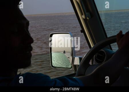 Dalol, Etiopia - 2018 novembre: Guida in 4x4 al lago di sale di Danakil depressione, safari. Foto Stock