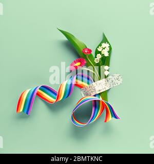 Grazie medici e infermieri. Nastro arcobaleno in mano della donna. Lily of  the Valley fiori attaccati al polso con un cerotto medico. Appartamento  creativo Foto stock - Alamy