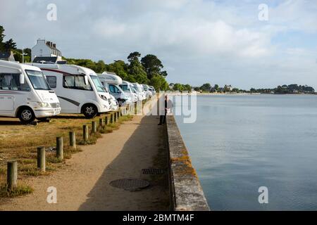 Camper parcheggiati in un parcheggio per camper proprio di fronte al mare in Francia. Foto Stock