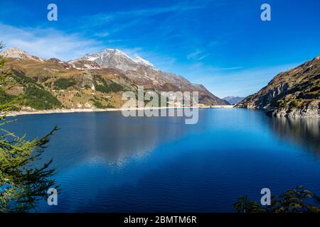 Tignes le Lac nelle Alpi francesi circondato da montagne, Provenza Alpi, Francia. Foto Stock