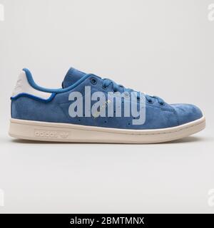 VIENNA, AUSTRIA - 19 FEBBRAIO 2018: Sneaker Adidas Stan Smith blu su sfondo bianco. Foto Stock