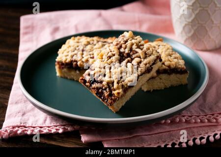 torta sbriciolabile con marmellata di prugne, delizioso dessert. primo piano. Foto Stock