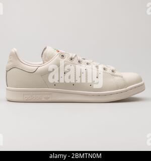 VIENNA, AUSTRIA - 19 FEBBRAIO 2018: Sneaker Adidas Stan Smith beige su sfondo bianco. Foto Stock