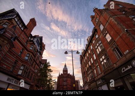 Tramonto su King Street, Nottingham City Centre, catturato durante il Covid-19 Lockdown, 2020 maggio Nottinghamshire Inghilterra Regno Unito Foto Stock