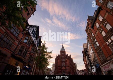 Tramonto su King Street, Nottingham City Centre, catturato durante il Covid-19 Lockdown, 2020 maggio Nottinghamshire Inghilterra Regno Unito Foto Stock