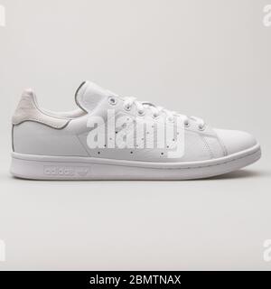 VIENNA, AUSTRIA - 19 FEBBRAIO 2018: Sneaker Adidas Stan Smith bianco su sfondo bianco. Foto Stock