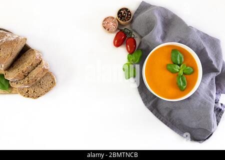 Zuppa di crema fatta in casa a base di pomodori, basilico e formaggio. Foto Stock