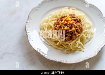 Spaghetti italiani fatti in casa con salsa ragù bolognese preparata con carne tritata e salsa di pomodoro. Piatto tradizionale. Foto Stock