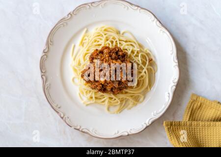 Spaghetti italiani fatti in casa con salsa ragù bolognese preparata con carne tritata e salsa di pomodoro. Piatto tradizionale. Foto Stock