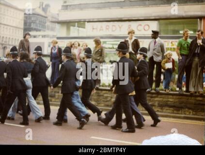 Arresti durante la marcia del fronte Nazionale (NF) a Bradford il 24 aprile 1976 Foto Stock