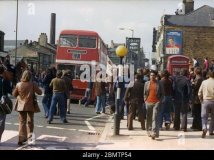 Commozione su Manningham Lane durante la marcia del fronte nazionale (NF) a Bradford il 24 aprile 1976 Foto Stock