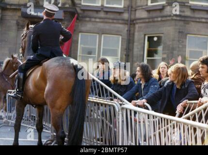 I dimostranti spingono le barricate della polizia durante la marcia del fronte Nazionale (NF) a Bradford il 24 aprile 1976 Foto Stock