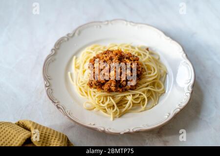 Spaghetti italiani fatti in casa con salsa ragù bolognese preparata con carne tritata e salsa di pomodoro. Piatto tradizionale. Foto Stock