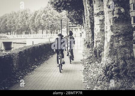 Retro di due ciclisti in bianco e nero Foto Stock