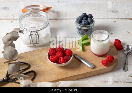 Colazione vegetariana, yogurt bianco con lamponi freschi e mirtilli, vita sana Foto Stock