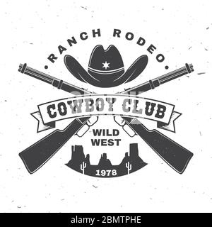 Badge Cowboy club. Rodeo di Ranch. Illustrazione vettoriale. Concetto per camicia, logo, stampa, timbro, T-shirt con cappello da cowboy e fucile. Design tipografico vintage con silhouette canyon selvaggio occidentale e americana. Illustrazione Vettoriale