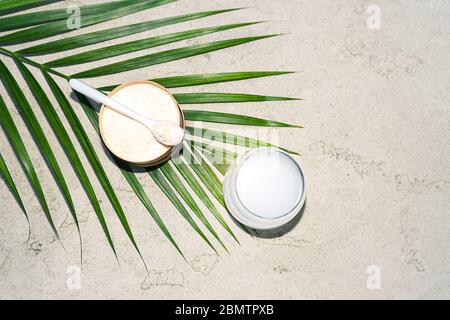 Collagene con cucchiaio e bicchiere d'acqua su fondo in cemento. Concetto di salute e bellezza alla moda. Foto Stock