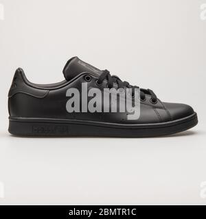 VIENNA, AUSTRIA - 27 MAGGIO 2018: Sneaker Adidas Stan Smith nera su sfondo bianco. Foto Stock