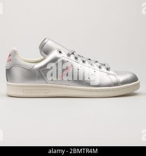 VIENNA, AUSTRIA - 27 MAGGIO 2018: Sneaker Adidas Stan Smith in argento su sfondo bianco. Foto Stock