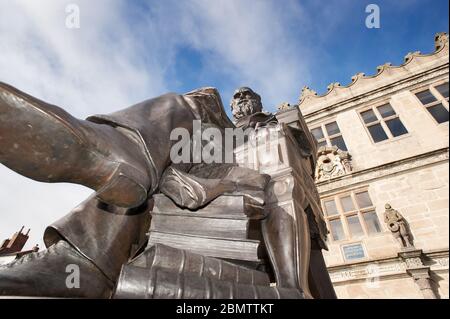 Statua di Charles Darwin presso la biblioteca di Shrewsbury Foto Stock