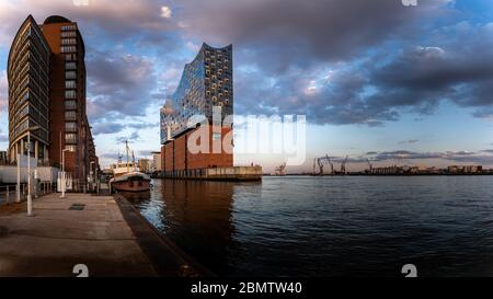 Elbphilharmonia e Hafencity ad Amburgo al tramonto Foto Stock