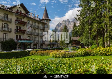 Vista del Parco Franceschi Hotel e sullo sfondo montano, Cortina d'Ampezzo, Alto Adige, Dolomiti Italiane, Italia, Europa Foto Stock