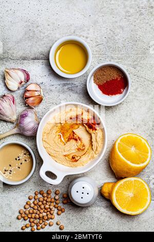 Ciotola per hummus e ingredienti per fare hummus. Foto Stock