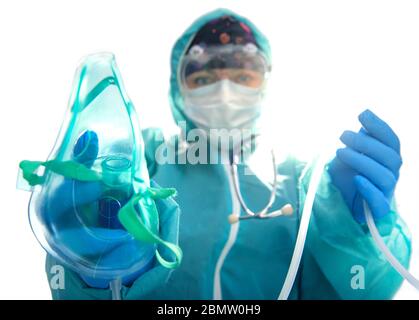 Medici con tute protettive in ospedale, concetto di coronavirus, medico in ospedale guardando la macchina fotografica, Corona virus, Covid-19, virus focolaio, medico Foto Stock