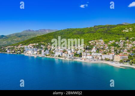 Croazia, costa adriatica, bellissima città di Opatija e Volosko, popolare località turistica, vista aerea costa, baia Quarnero Foto Stock