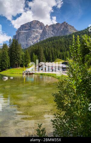 Lago vicino Hotel Lupo Bianco Wellness & Walking Canazei, Passo Pordoi con sfondo montano, Alto Adige, Dolomiti Italiane, Italia, Europa Foto Stock