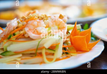 Insalata di gamberi con verdure, spezie e riso bollito bianco. Deliziosa cucina vietnamita per pranzo. Gustare pesce naturale cucinato con ricetta tradizionale f Foto Stock