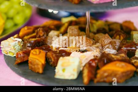 Gustoso dessert di baklava sul piatto. Deliziosi dolci orientali turchi cotti con sciroppo e zucchero. Gustate dolci spuntini con miele e noci per il pranzo Foto Stock