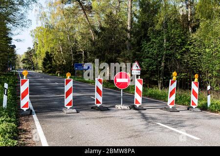 Il confine tra la Lituania e l'enclave russa di Kaliningrad in Russia è stato chiuso a causa delle sanzioni imposte dall'Unione europea con segnale di stop Foto Stock