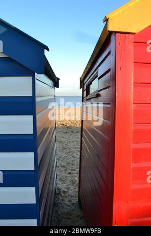 Southwold Beach capanne che si affacciano sulla spiaggia e sul mare, Suffolk, Regno Unito Foto Stock