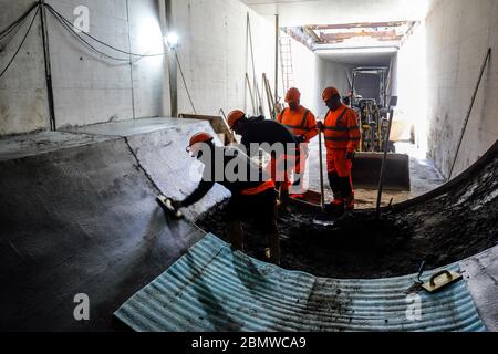 Essen, Ruhr Area, Renania settentrionale-Vestfalia, Germania - Berna, costruzione di una nuova fogna sulla parte superiore di Berna raggiunge, qui la fogna di ingresso per una tempesta wat Foto Stock