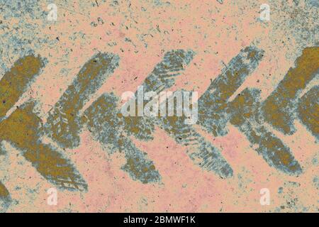 Tracce di pneumatici tracce di pneumatici su calcestruzzo come astratta grunge texture Foto Stock