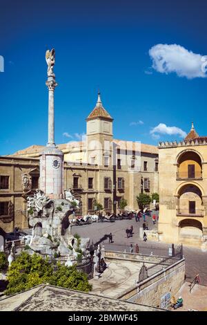 Cordoba, Provincia di Cordoba, Andalusia, Spagna meridionale. Il Triunfo de San Rafael, settecentesco, in Plaza del Triunfo. San Rafael, il Rap Arcangelo Foto Stock