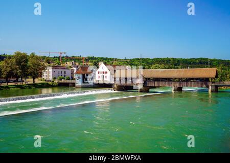 Vista panoramica sul ponte in legno coperto sul fiume Reuss nel centro storico di Brembarten, Canton Argovia, Svizzera. Foto Stock