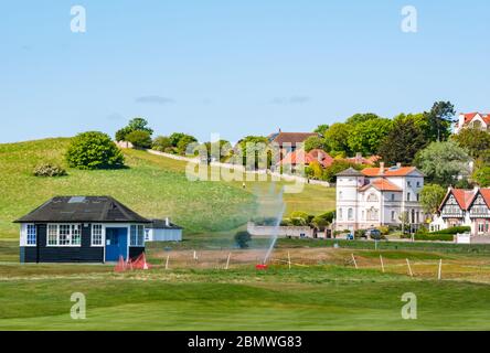 East Lothian, Scozia, Regno Unito. 11 Maggio 2020. East Lothian è chiamato 'Scotland's Golf Coast' e il golf contribuisce notevolmente all'economia locale. Nel frattempo, i campi da golf e i campi da golf rimangono chiusi. Nella foto: Campo da golf Gullane, sede dello Scottish Open con campo da golf innaffiato Foto Stock