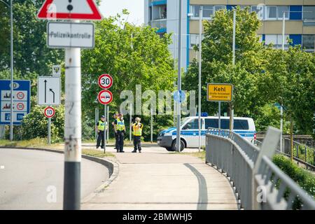 Kehl, Germania - 9 maggio 2020: Squadrone di uomini polizze femminili con mascherine di protezione sorvegliare al confine tra Germania e Francia da Strasburgo a Kehl Foto Stock