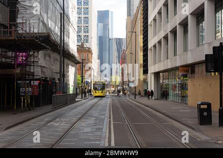 Mosley Street, Manchester, Greater Manchester, Manchester City Centre durante Covid 19, Metrolink Tram Foto Stock