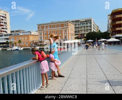 Il ponte pedonale della città di Zara, Croazia. Foto Stock