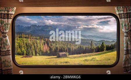 Valle verde al tramonto a Tatra, vista dalla finestra camper Foto Stock