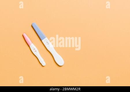 Positivo al test di gravidanza su sfondo arancione. Pianificazione di  gravidanza, cercando di avere il bambino Foto stock - Alamy