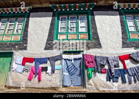 Lavaggio essiccazione in Namche Bazaar, Nepal Foto Stock