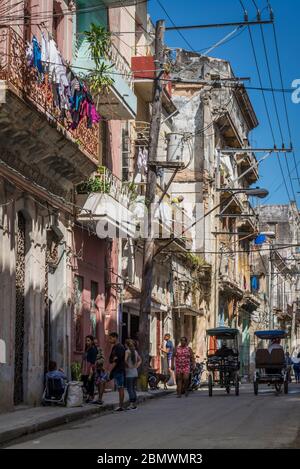 Tipica strada residenziale stretta con vecchi edifici colorati ma dilapidati, quartiere Havana Centro, Havana, Cuba Foto Stock